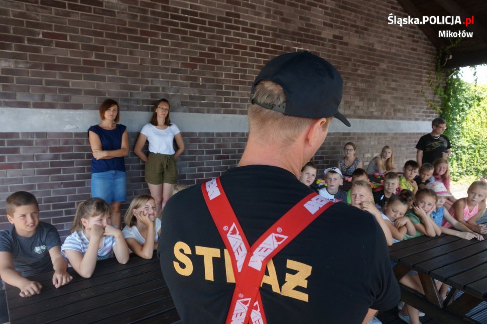 Policjanci i strażacy o bezpieczeństwie z najmłodszymi