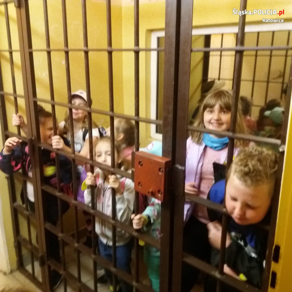 Półkoloniści w komisariacie na Stawowej