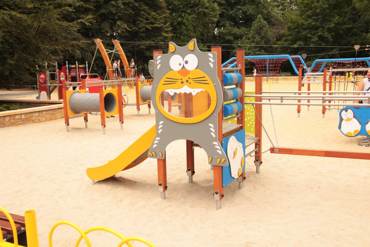 W Parku Róż powstał wielki plac zabaw