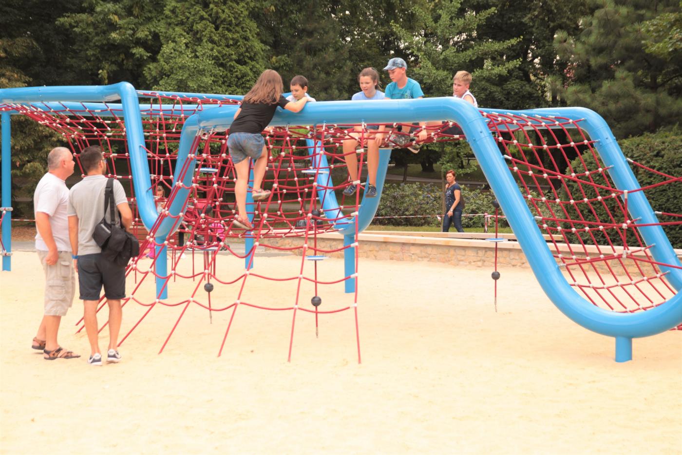 W Parku Róż powstał wielki plac zabaw