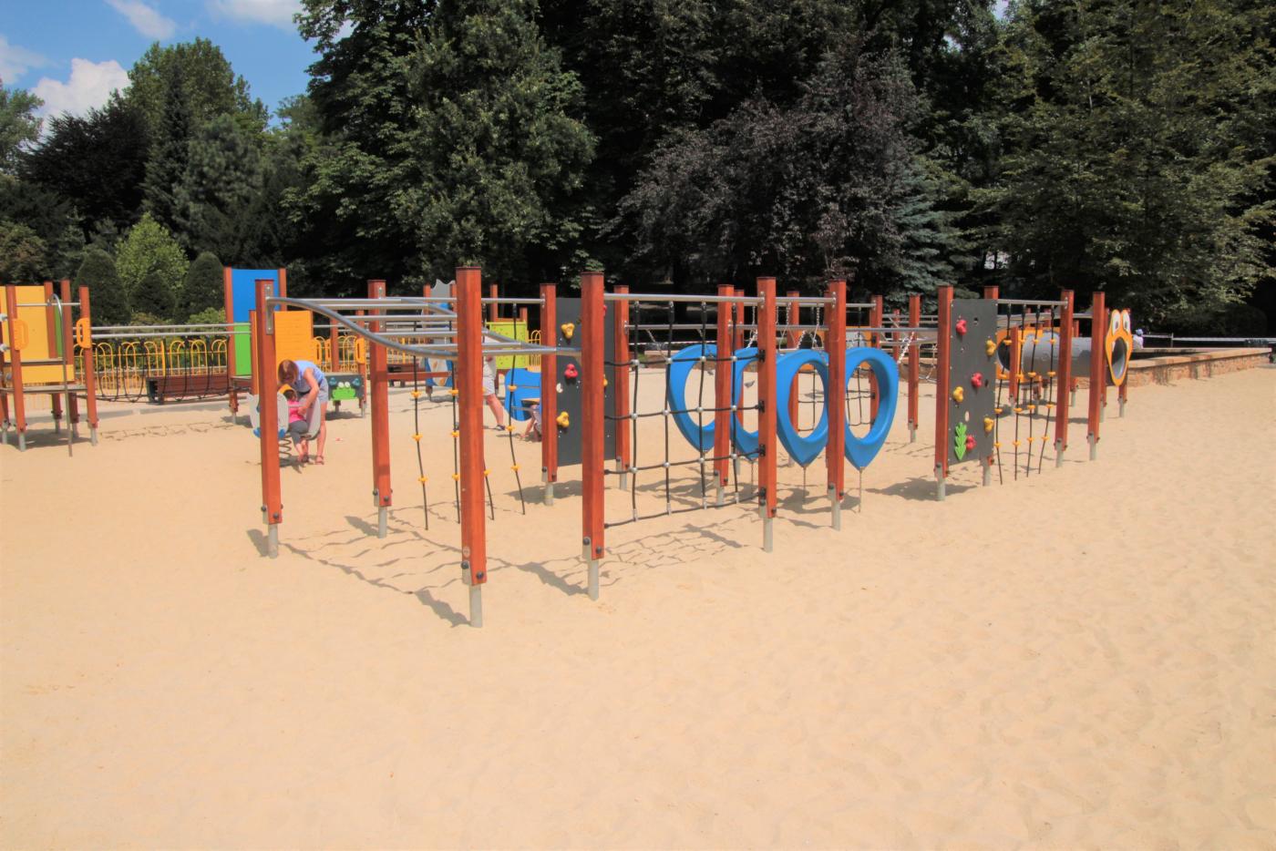 W Parku Róż powstał wielki plac zabaw