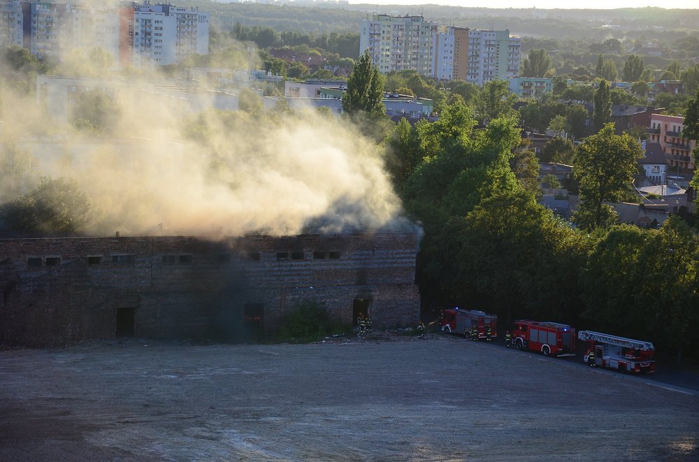 Palą się pozostałości po Linodrucie: trwa akcja strażaków