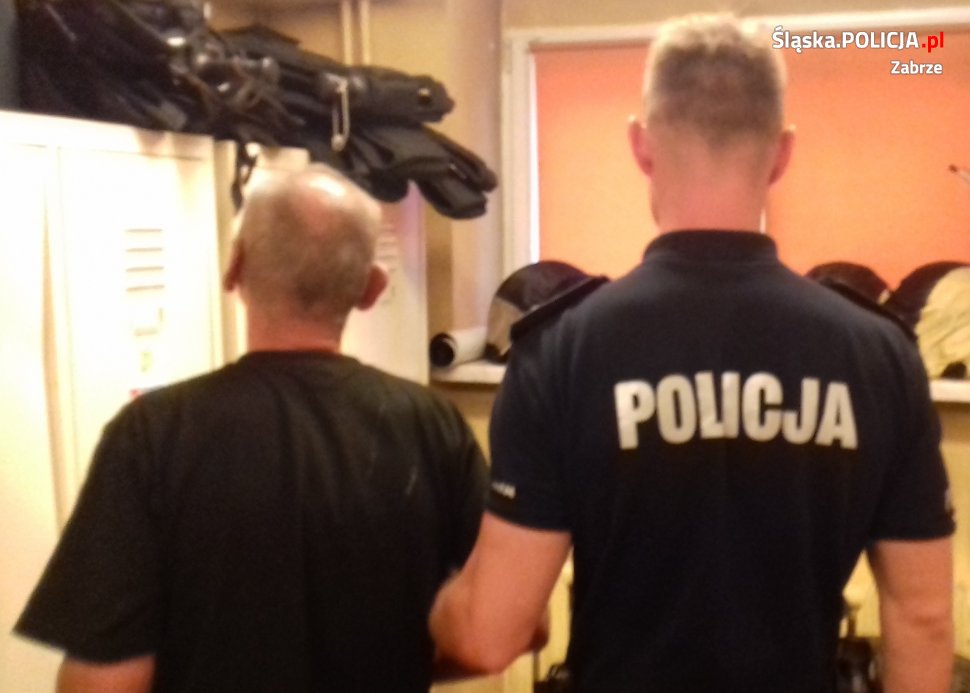 Jeden zagadał ekspedientkę, drugi ukradł... 70