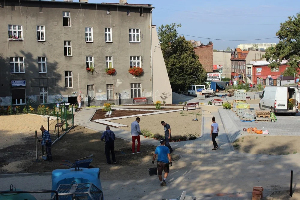 Pierwsze z rewitalizowanych podwórek się zazielenia
