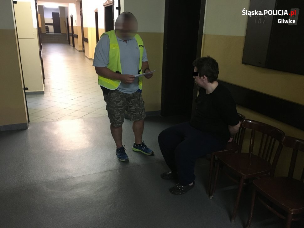 Gonił konkubenta matki z nożem w ręku. Usłyszał zarzuty