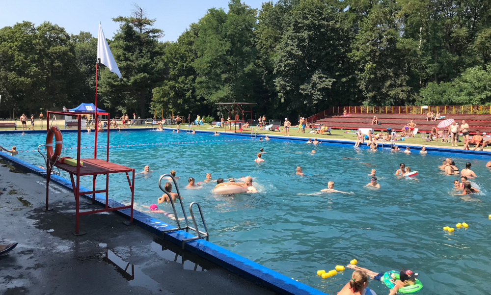 Basen odwiedzają tłumy. Wszystko przez upał