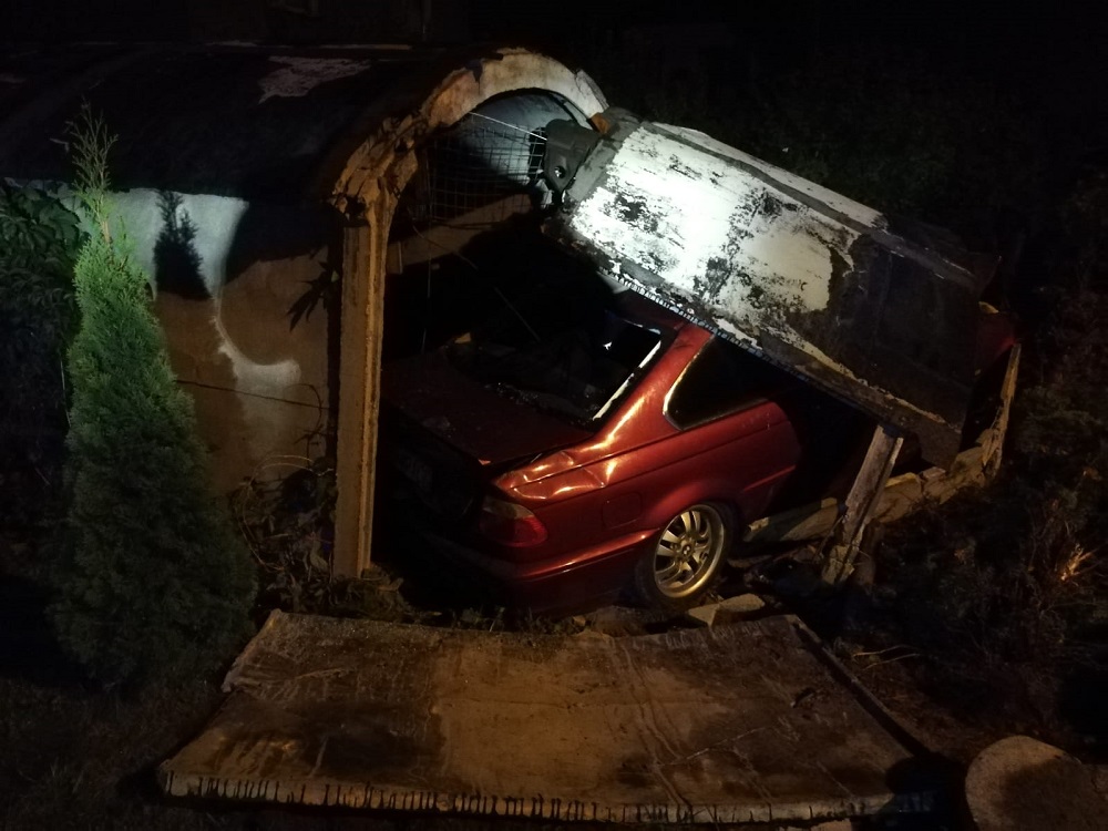 Pijany wjechał w garaż