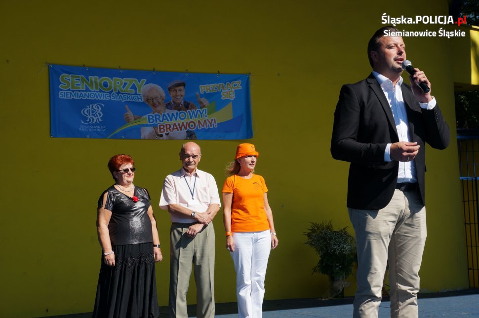 Policjanci zabezpieczali przemarsz seniorów