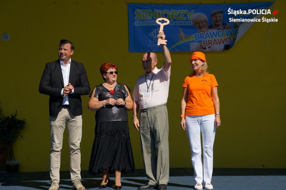 Policjanci zabezpieczali przemarsz seniorów