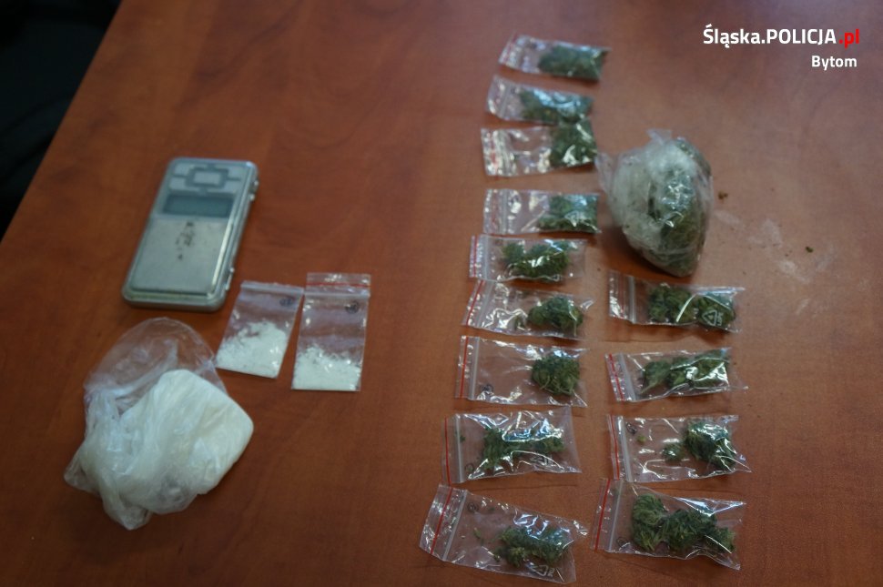 Wpadło 5 osób z narkotykami i dopalaczami