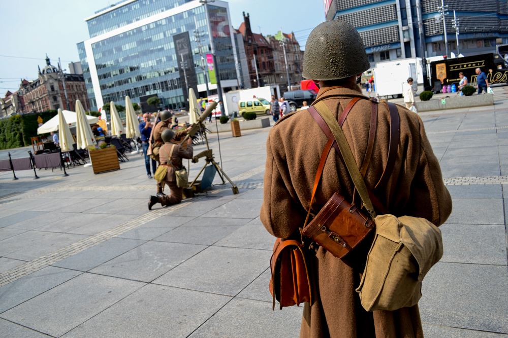 79 lat temu wybuchła wojna. Na rynku stanęli żołnierze