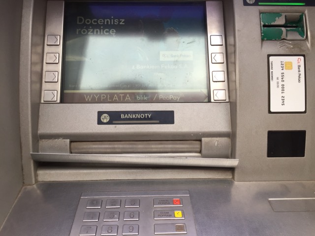Bądź czujny podczas transakcji w bankomatach