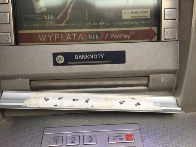 Bądź czujny podczas transakcji w bankomatach