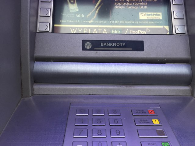 Bądź czujny podczas transakcji w bankomatach