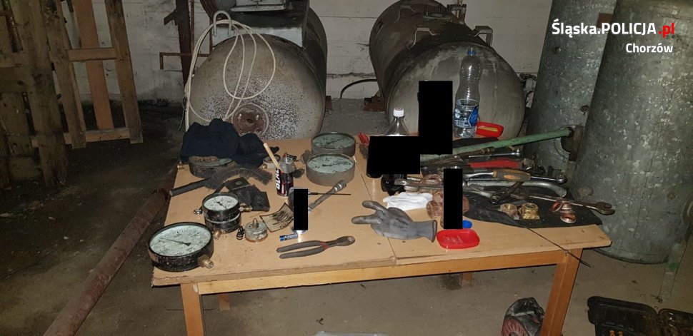 Kradli elementy przepompowni i posiadali narkotyki