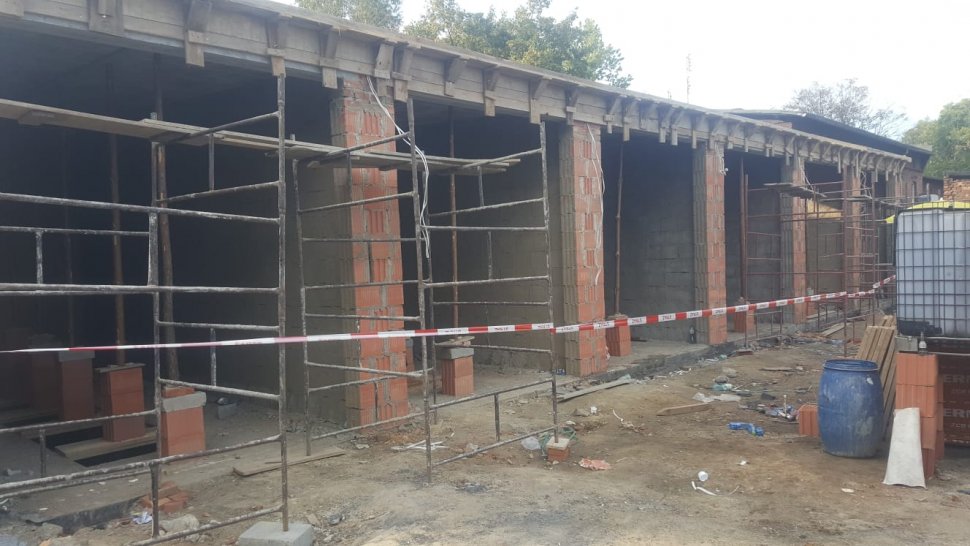 Zapadł się dach w budowanym garażu. Ranni robotnicy