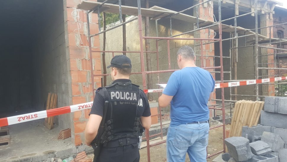 Zapadł się dach w budowanym garażu. Ranni robotnicy