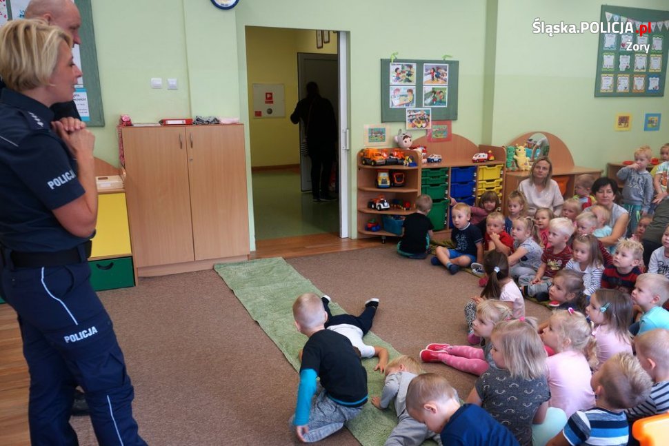 Policjanci ze Sznupkiem u przedszkolaków