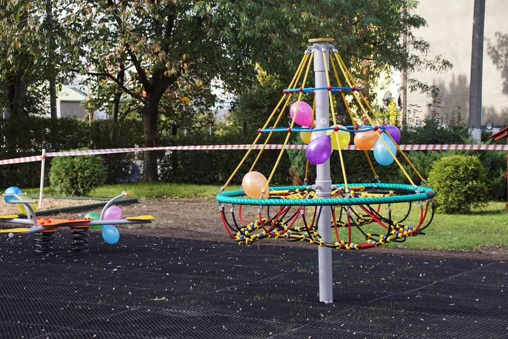 Nowy plac zabaw w MP nr 42 4