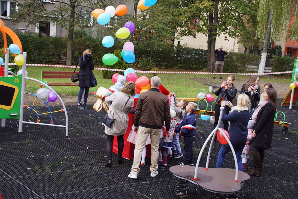Nowy plac zabaw w MP nr 42 57