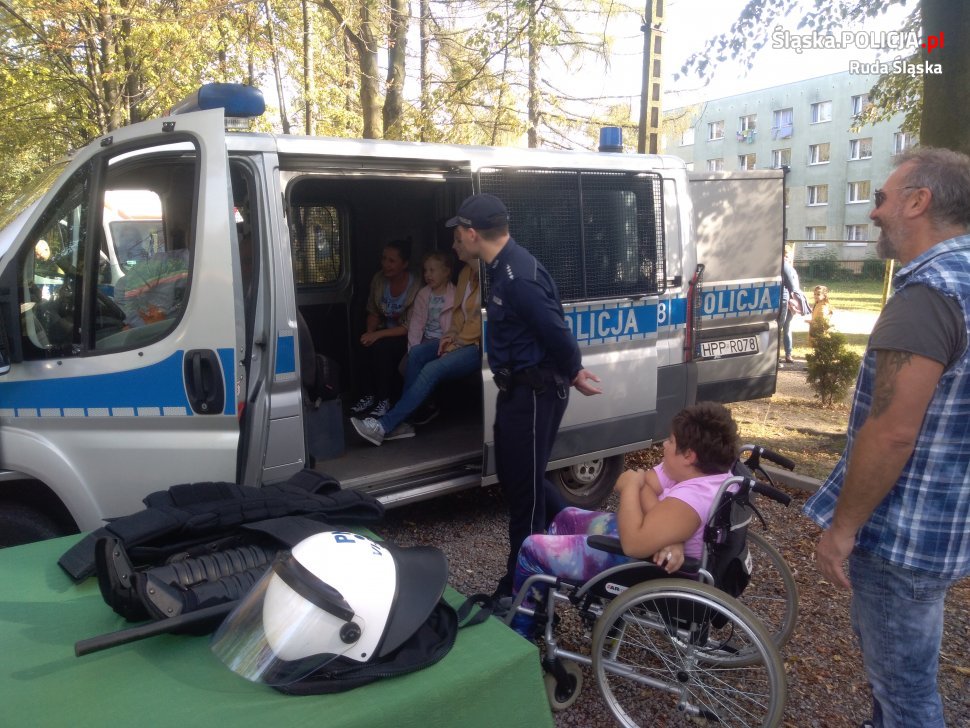 Mundurowi na festynie w SP nr 13