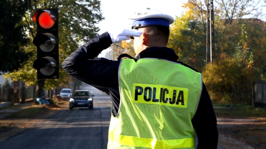Wiesz jak się zachować, gdy policjant kieruje ruchem? [FILM]