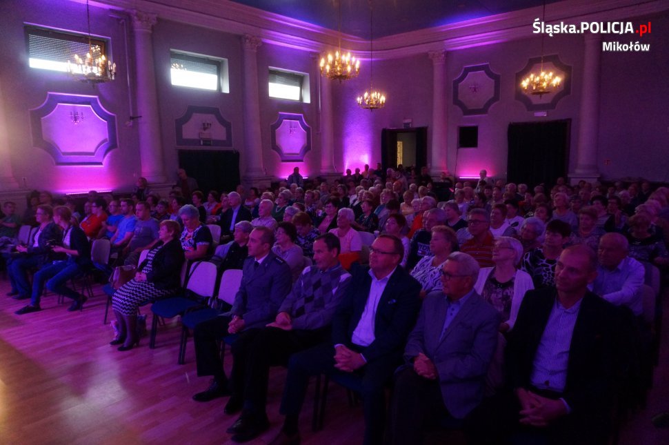 Stróże prawa podczas IV Mikołowskiego Dnia Seniora