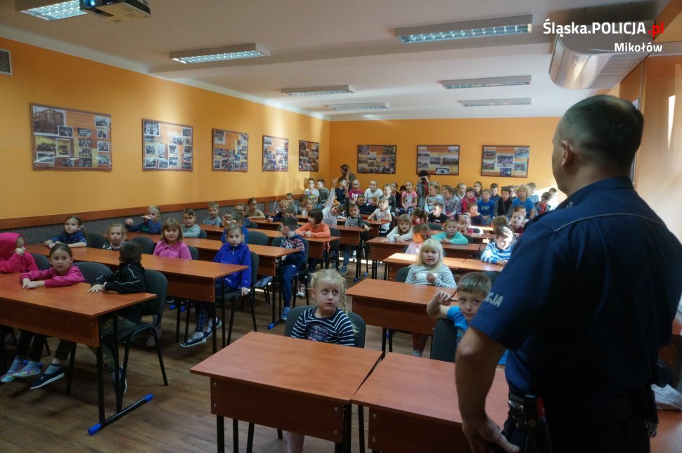 Dzielnicowy z pierwszakami o bezpieczeństwie