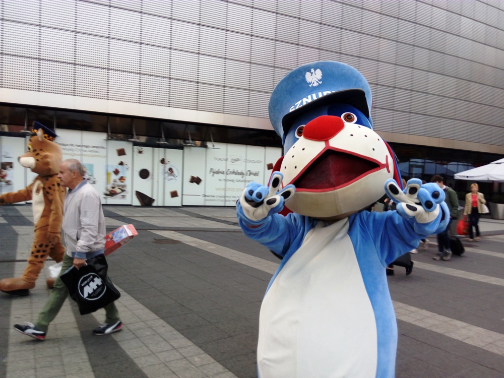 Błyśnij dla życia - policja rozdawała opaski odblaskowe