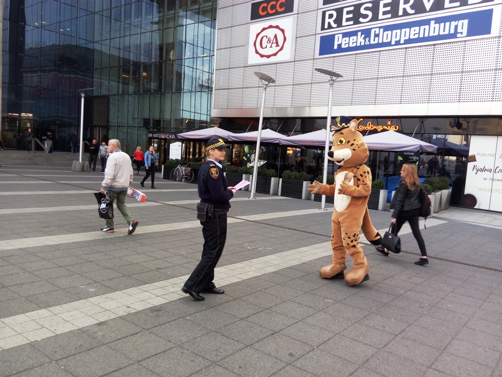 Błyśnij dla życia - policja rozdawała opaski odblaskowe