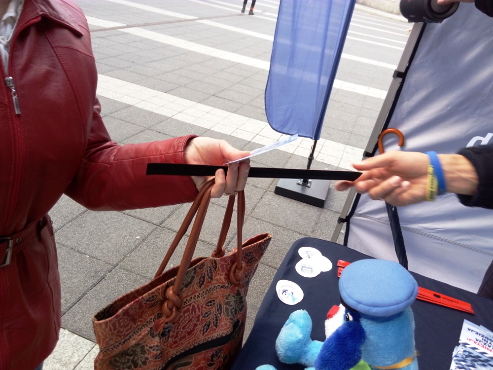 Błyśnij dla życia - policja rozdawała opaski odblaskowe