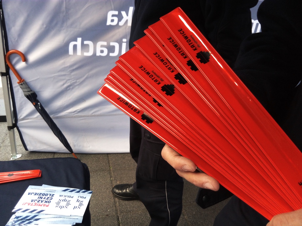 Błyśnij dla życia - policja rozdawała opaski odblaskowe