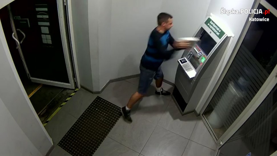Rozbił szybę w bankomacie! Nagrały go kamery