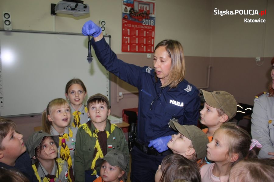 Policjantki uczyły zuchów ujawniania śladów