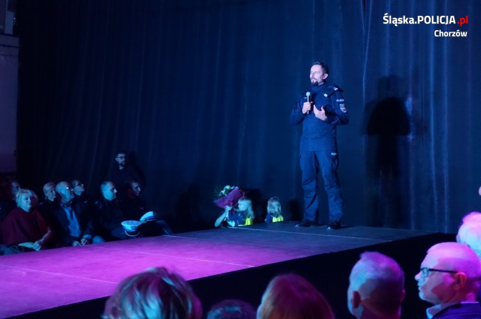 Odblaskowy pokaz mody w Sztygarce