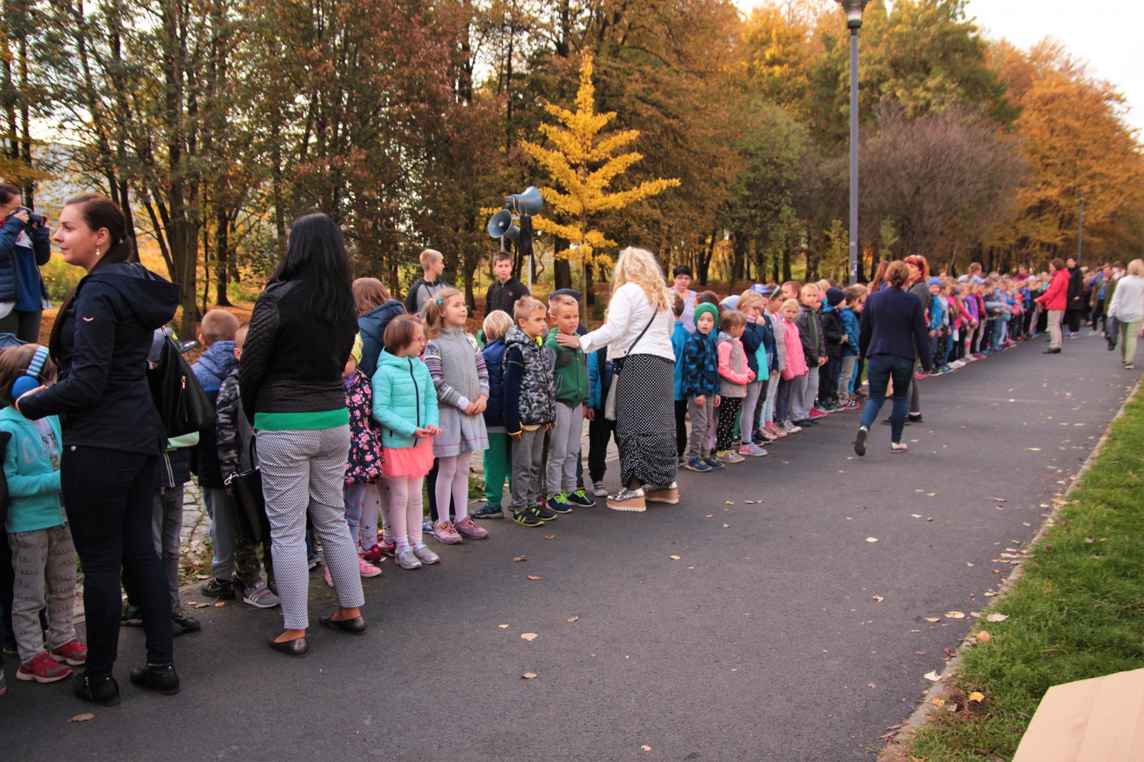 600 dzieci i nauczycieli utworzyło żywą flagę