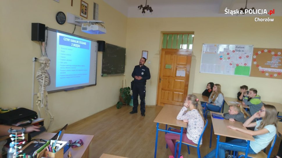 Dzielnicowi na spotkaniu z siódmoklasistami