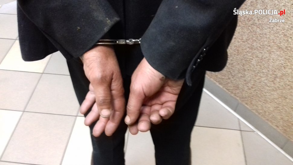 Uciekając przed ekspedientkami, wyciągnął nóż