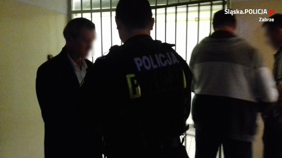 Uciekając przed ekspedientkami, wyciągnął nóż