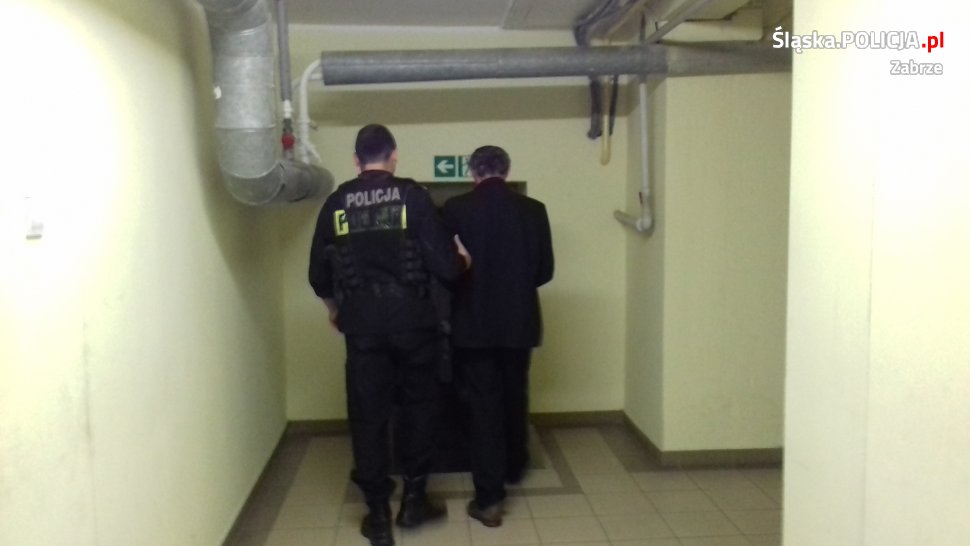 Uciekając przed ekspedientkami, wyciągnął nóż