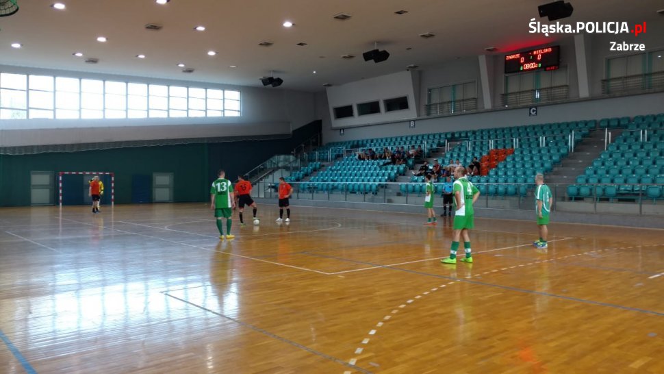 Mundurowi wzięli udział w turnieju halowej piłki nożnej