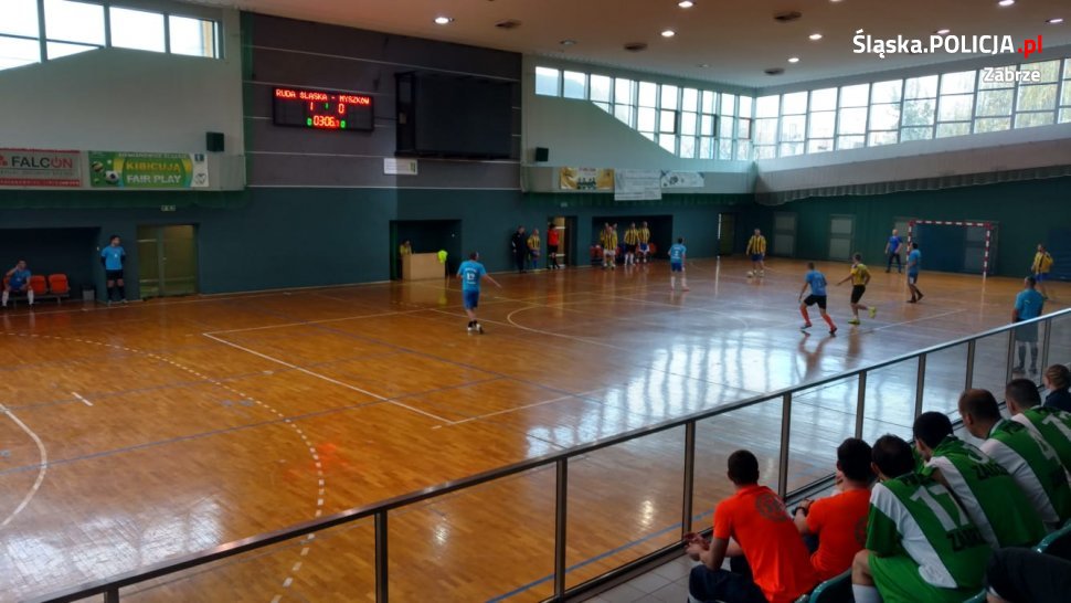 Mundurowi wzięli udział w turnieju halowej piłki nożnej