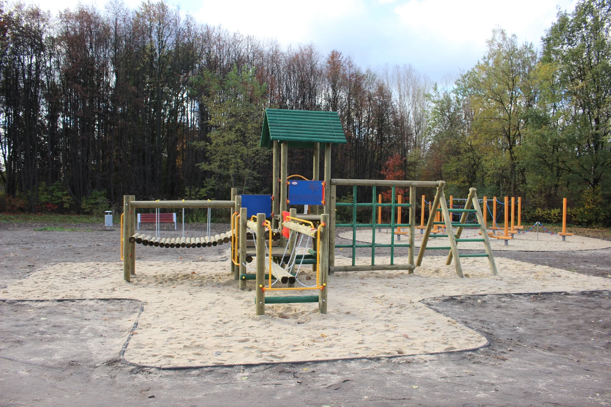 Mini park linowy z tyrolką gotowy, a prace przy Piekaroku trwają