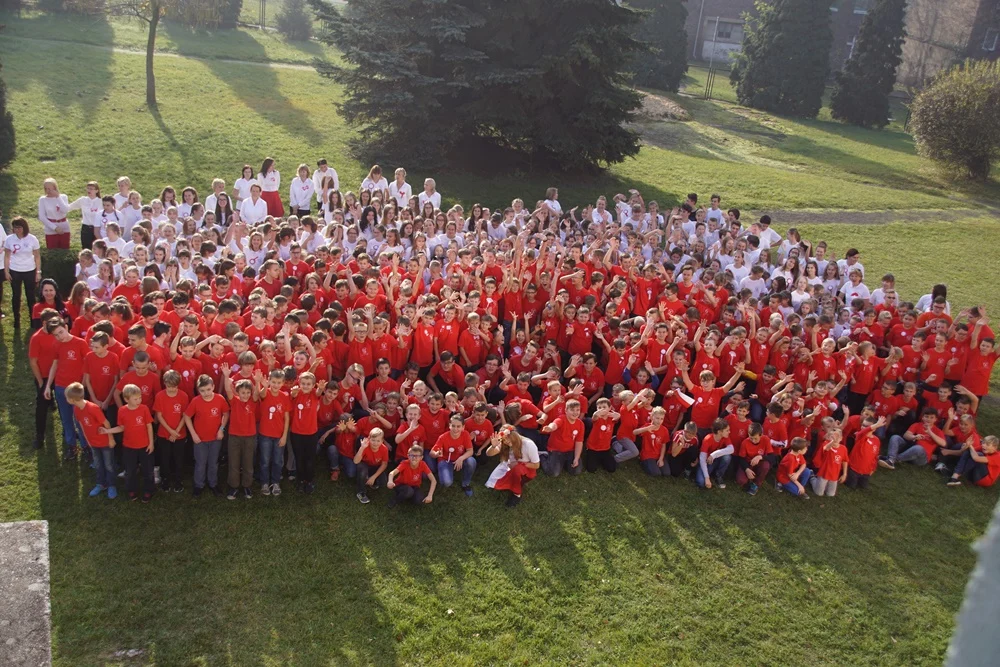 Uczniowie SP nr 6 stworzyli żywą flagę