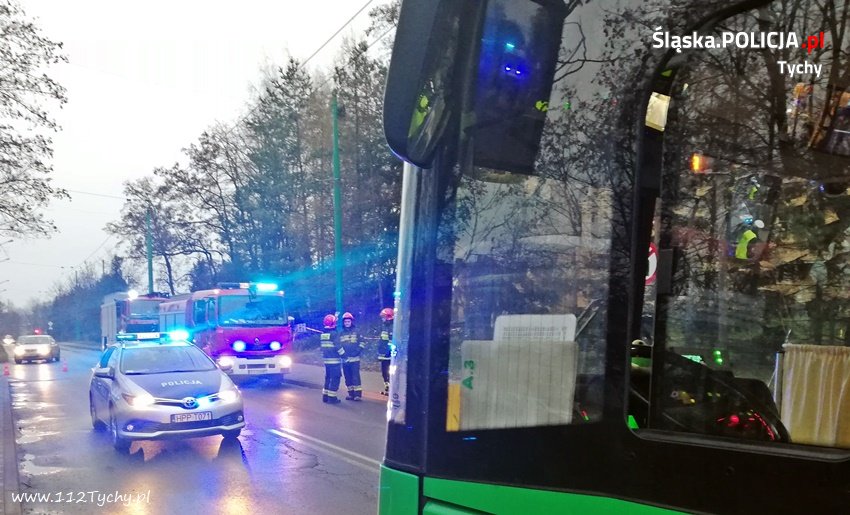 Policjanci wyjaśniają okoliczności wypadku i poszukują świadków