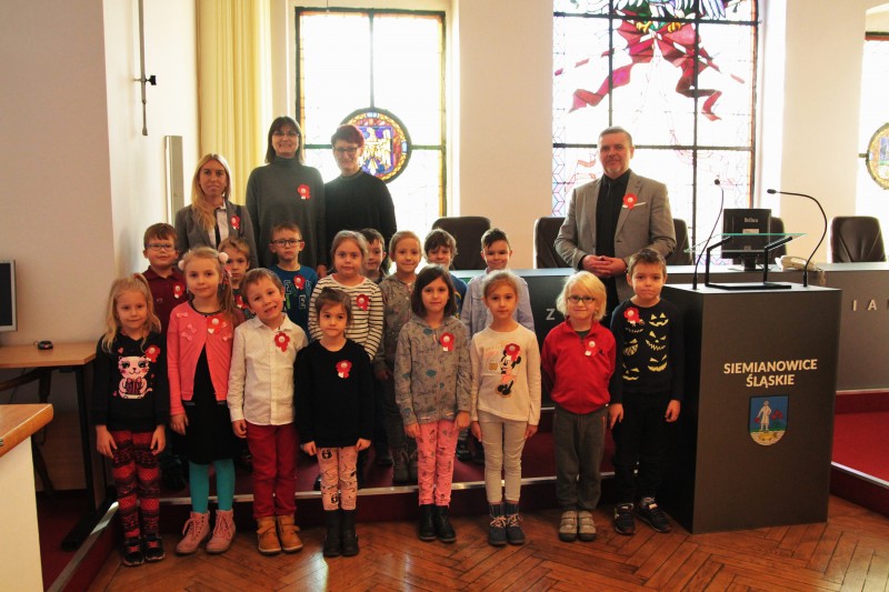 Przedszkolaki dekorowały nas kotylionami