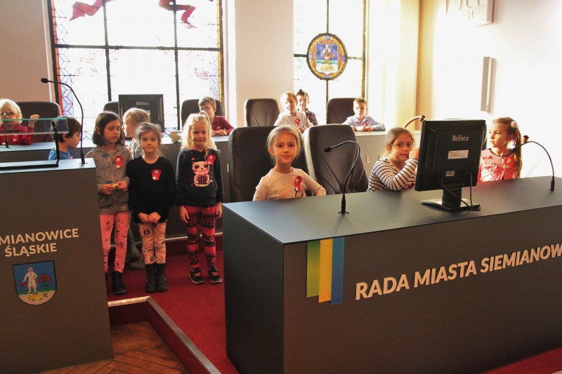 Przedszkolaki dekorowały nas kotylionami