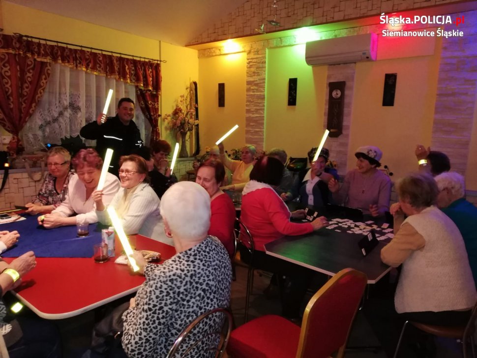 Dzielnicowy rozdawał odblaski