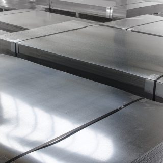 Blachy stalowe i aluminiowe – czym się różnią i gdzie się je stosuje?