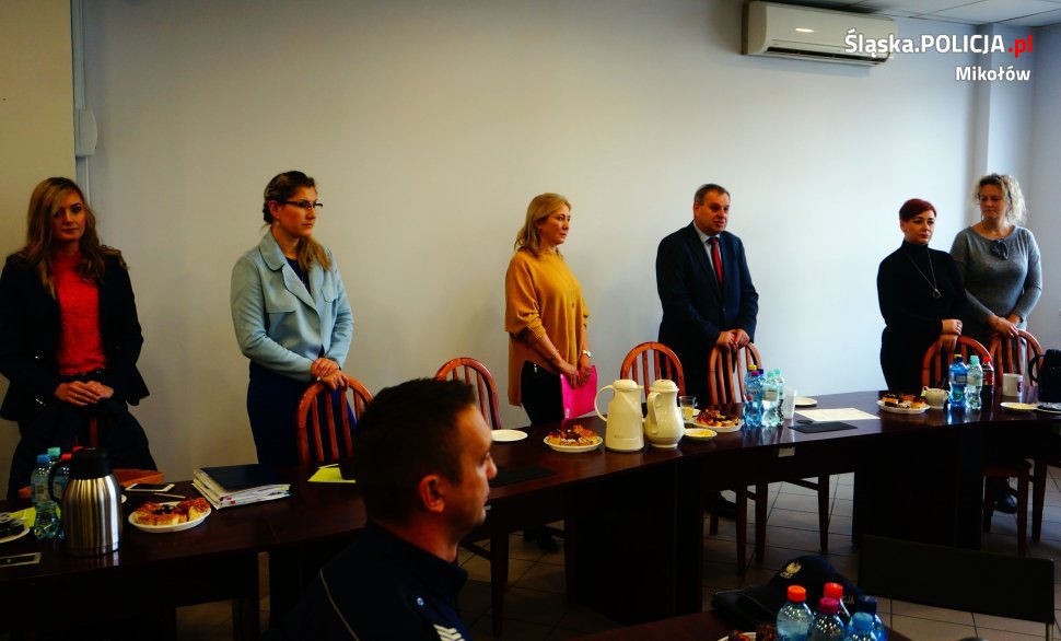 Policjanci podczas posiedzenia Zespołu Interdyscyplinarnego Domu Dziecka w Orzeszu